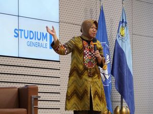 Mensos Risma Beri Penghargaan Pengabdian Luar Biasa ke ITS Mensos Risma Beri Penghargaan Pengabdian Luar Biasa ke ITS