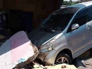 Mobil Tabrak Tembok Warung di Pandanlor Karanganyar Sampai Jebol