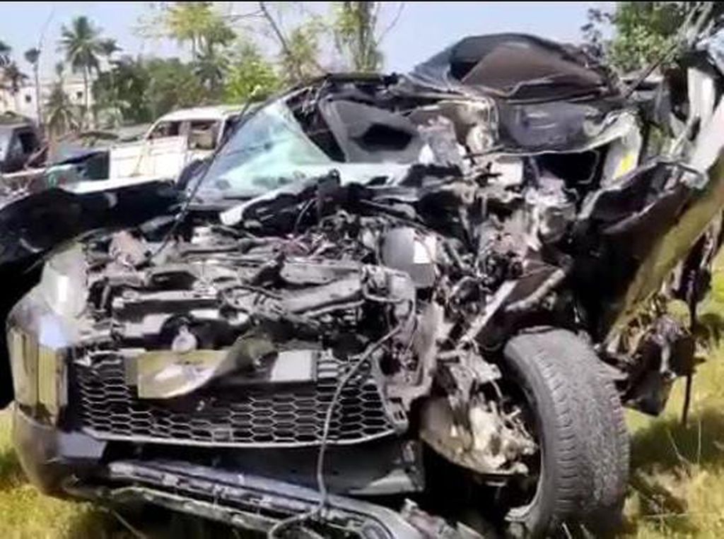 Detik-detik Mobil Pj Bupati Aceh Timur Tabrak Truk hingga Hancur