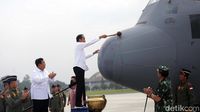 Momen Jokowi Siram Air Bunga ke Pesawat C-130J Super Hercules A-1339