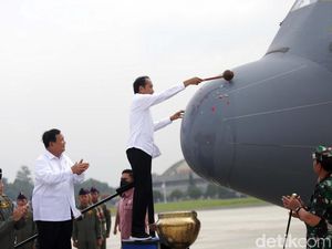 Momen Jokowi Siram Air Bunga ke Pesawat C-130J Super Hercules A-1339 Momen Jokowi Siram Air Bunga ke Pesawat C-130J Super Hercules A-1339