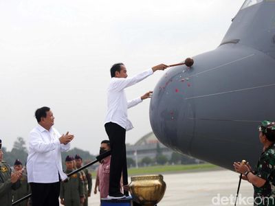 Momen Jokowi Siram Air Bunga ke Pesawat C-130J Super Hercules A-1339