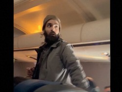 Nekat! Pria AS Coba Buka Pintu Darurat Pesawat untuk Melompat