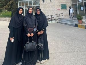 Pulang Umrah, Oki Setiana Dewi Bergegas Antar 2 Santri ke Yordania