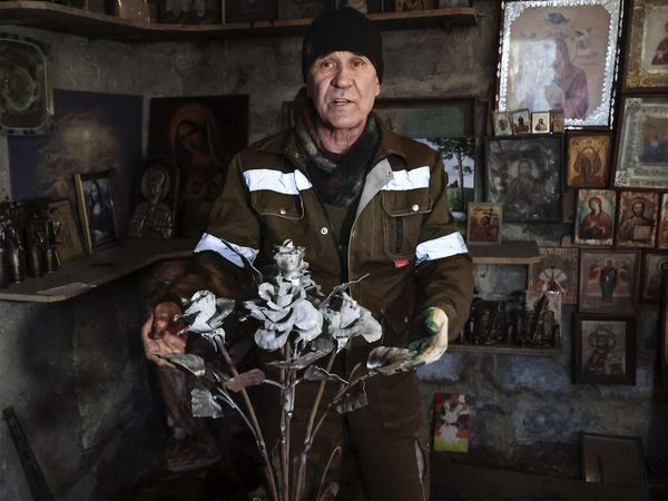 Pandai Besi Ukraina Sulap Senjata dan Amunisi Jadi Bunga Cantik