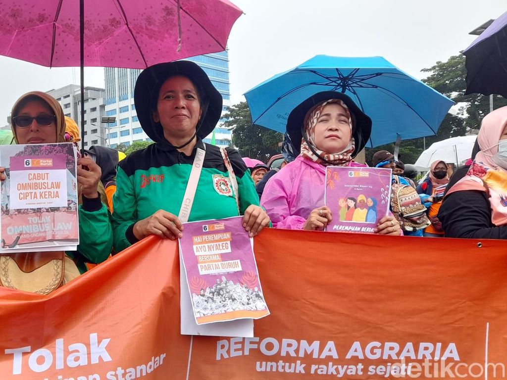 Buruh Demo di Depan DPR, Tuntut Wanita Diberi Ruang dalam Kebijakan Politik