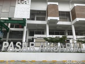 Sepinya Pasar Siluman Aksara, Ramai Hanya Saat akan Didatangi Jokowi Sepinya Pasar Siluman Aksara, Ramai Hanya Saat akan Didatangi Jokowi