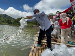 Pemkab Garut Tebar Benih 210 Ribu Ikan ke Situ Ranca Hideung