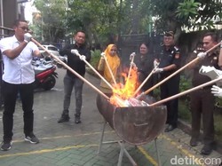 Puluhan Ribu Batang Rokok Ilegal-Pupuk Palsu Dimusnahkan Kejari Lamongan