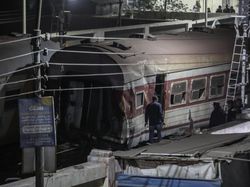Penampakan Kereta Api di Mesir Tergelincir, Tewaskan 2 Orang