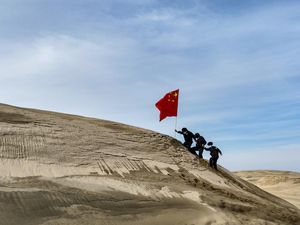 Perjuangan Polisi China Patroli di Tengah Gurun Altay