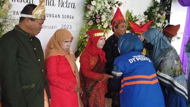 Pernikahan 15 pasangan tuna netra tidak mampu yang digagas Yayasan Tabungan Surga sukses digelar. Hal ini berkat dukungan donasi dari sahabat baik.
