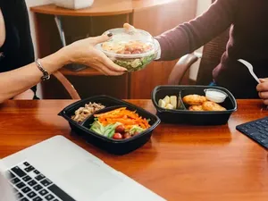 Pesan Makanan Bareng Teman Kerja, Wanita Ini Kesal Diejek Gemuk Pesan Makanan Bareng Teman Kerja, Wanita Ini Kesal Diejek Gemuk