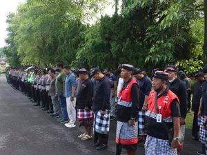 Polisi-Pecalang Amankan Demo Ratusan Buruh di Depan Kantor DPRD Bali Polisi-Pecalang Amankan Demo Ratusan Buruh di Depan Kantor DPRD Bali