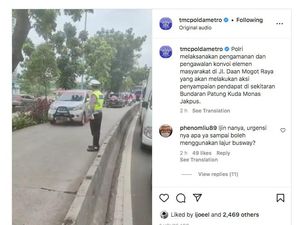 Polisi Kawal Massa Demo Lewat Busway di Jalan Daan Mogot