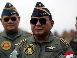 Pose Prabowo Dengan Brevet Wing Kehormatan Penerbang TNI AU