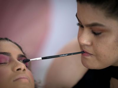 Potret Clelia Rodriguez, MUA Terkenal Pengidap Arthrogryposis