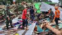 Potret Evakuasi Korban yang Tertimbun Tanah Longsor di Serasan Natuna