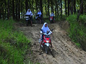 Potret Mirisnya Jalan Rusak di Grobogan Potret Mirisnya Jalan Rusak di Grobogan
