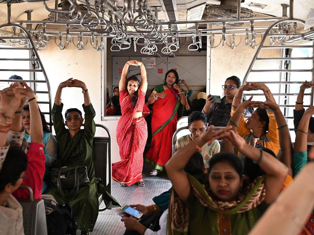Rayakan Hari Perempuan Dunia, Wanita India Yoga Bareng di Kereta
