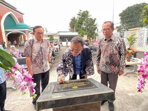 Resmikan Kantin Halal, BPJPH Ajak Pengusaha Cepat Urus Sertifikat Halal Resmikan Kantin Halal, BPJPH Ajak Pengusaha Cepat Urus Sertifikat Halal
