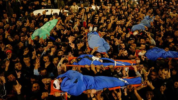 Haru Ribuan Warga Palestina Antar Jenazah Korban Penyerangan Israel