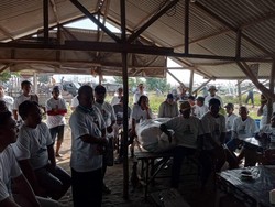 Relawan Ganjar Beri Bantuan Jaring untuk Nelayan di Indramayu