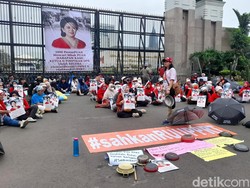 Desak RUU PPRT Disahkan, Massa di DPR Bentangkan Baliho Bergambar Puan