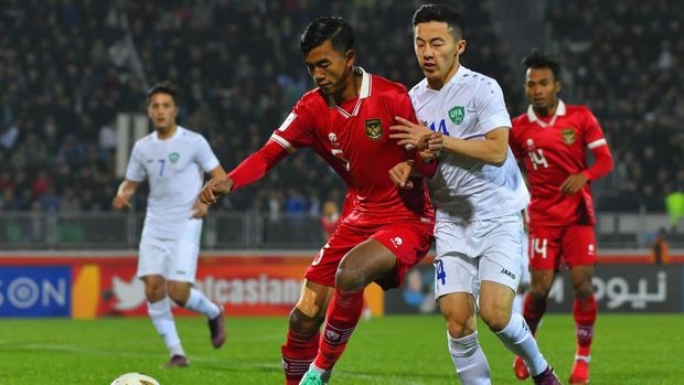 Bek Timnas Indonesia U-20 Kakang Rudianto berebut bola dengan pemain Uzbekistan di Piala Asia U-20.