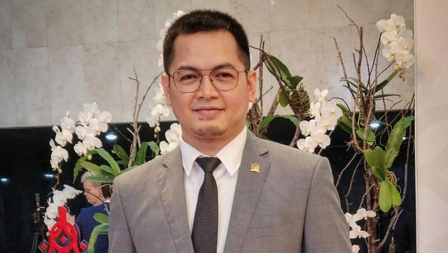 Highlight Dunia Hiburan InsertLive : Pendidikan Tommy Kurniawan yang Dikira Hakim Saat Hadir di Sidang Ahmad Dhani