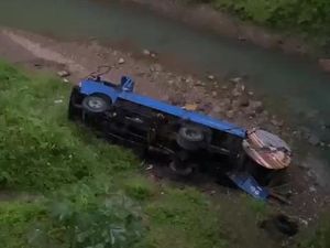 Truk Masuk ke Jurang di Tasik gegara Ikuti Google Maps Truk Masuk ke Jurang di Tasik gegara Ikuti Google Maps