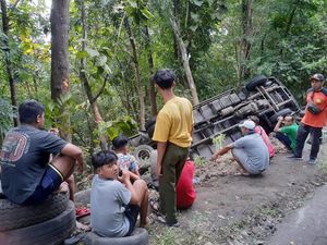 Ikuti Google Maps, Truk Terguling di Jalur Cinomati Bantul