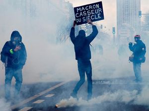 Macron Naikkan Usia Pensiun 64 tahun, Jutaan Warga Prancis Protes! Macron Naikkan Usia Pensiun 64 tahun, Jutaan Warga Prancis Protes!