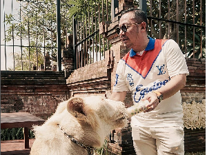 10 Gaya Mewah Wahyu Kenzo Sebelum Ditangkap, Kausnya LV Rp 17,8 Juta 10 Gaya Mewah Wahyu Kenzo Sebelum Ditangkap, Kausnya LV Rp 17,8 Juta