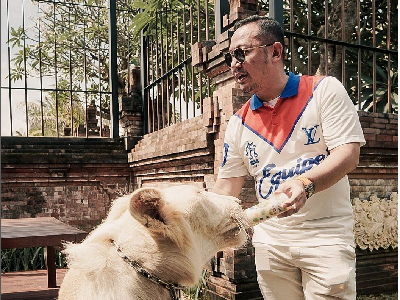 10 Gaya Mewah Wahyu Kenzo Sebelum Ditangkap, Kausnya LV Rp 17,8 Juta