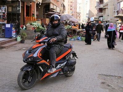 Wanita Ini Buka Jasa Ojek Khusus Perempuan di Mesir
