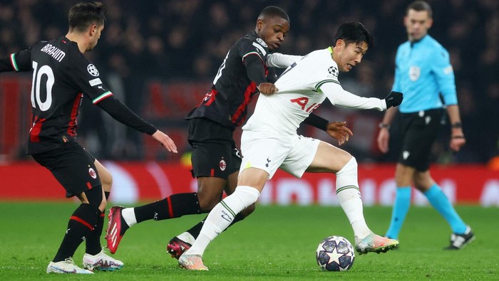 11 Tahun Penantian, Akhirnya AC Milan Lolos ke Perempatfinal Liga Champions Soccer Football - Champions League - Round of 16 - Second Leg - Tottenham Hotspur v AC Milan - Tottenham Hotspur Stadium, London, Britain - March 8, 2023 AC Milan's Brahim Diaz and Pierre Kalulu in action with Tottenham Hotspur's Son Heung-min Action Images via Reuters/Paul Childs
