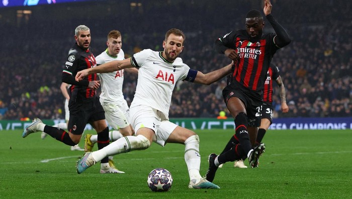 Soccer Football - Champions League - Round of 16 - Second Leg - Tottenham Hotspur v AC Milan - Tottenham Hotspur Stadium, London, Britain - March 8, 2023  Tottenham Hotspurs Harry Kane in action with AC Milans Fikayo Tomori Action Images via Reuters/Paul Childs