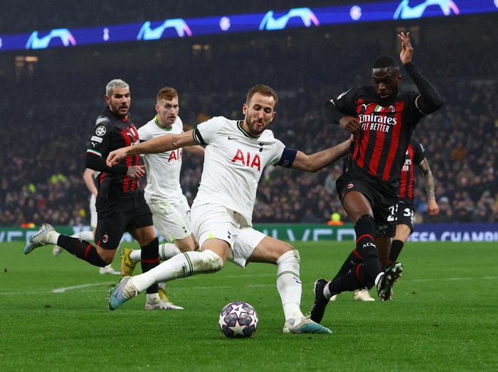 Soccer Football - Champions League - Round of 16 - Second Leg - Tottenham Hotspur v AC Milan - Tottenham Hotspur Stadium, London, Britain - March 8, 2023  Tottenham Hotspur's Harry Kane in action with AC Milan's Fikayo Tomori Action Images via Reuters/Paul Childs