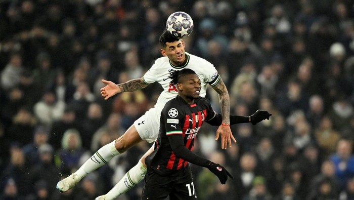Soccer Football - Champions League - Round of 16 - Second Leg - Tottenham Hotspur v AC Milan - Tottenham Hotspur Stadium, London, Britain - March 8, 2023  Tottenham Hotspur's Cristian Romero in action with AC Milan's Rafael Leao REUTERS/Toby Melville     TPX IMAGES OF THE DAY