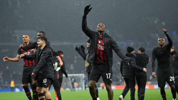LONDON, ENGLAND - MARCH 08: Rafael Leao of AC Milan celebrates victory with teammates after the UEFA Champions League round of 16 leg two match between Tottenham Hotspur and AC Milan at Tottenham Hotspur Stadium on March 08, 2023 in London, England. (Photo by Justin Setterfield/Getty Images)