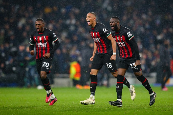 LONDON, ENGLAND - MARCH 08: Malick Thiaw of AC Milan celebrates with team mates Fikayo Tomori and Pierre Kalulu after the UEFA Champions League round of 16 leg two match between Tottenham Hotspur and AC Milan at Tottenham Hotspur Stadium on March 8, 2023 in London, United Kingdom. (Photo by Craig Mercer/MB Media/Getty Images)