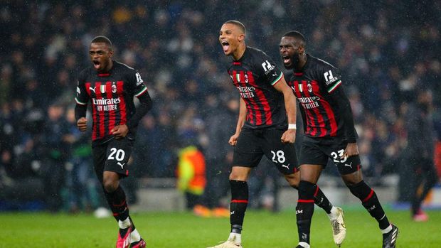LONDON, ENGLAND - MARCH 08: Malick Thiaw of AC Milan celebrates with team mates Fikayo Tomori and Pierre Kalulu after the UEFA Champions League round of 16 leg two match between Tottenham Hotspur and AC Milan at Tottenham Hotspur Stadium on March 8, 2023 in London, United Kingdom. (Photo by Craig Mercer/MB Media/Getty Images)