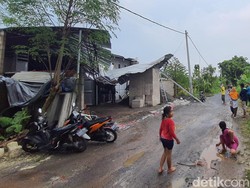 Angin Kencang Tumbangkan Pohon di Kota Mojokerto, Warga Azan-Lempar Garam