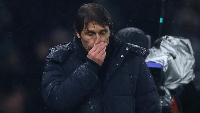 Soccer Football - Champions League - Round of 16 - Second Leg - Tottenham Hotspur v AC Milan - Tottenham Hotspur Stadium, London, Britain - March 8, 2023  Tottenham Hotspur manager Antonio Conte looks dejected after the match Action Images via Reuters/Paul Childs