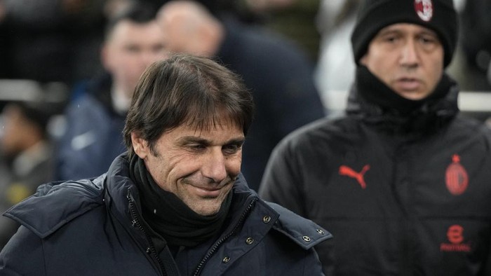 Tottenhams head coach Antonio Conte, left, arrives to take his seat ahead of the Champions League round of 16 second leg soccer match between Tottenham Hotspur and AC Milan at the Tottenham Hotspur stadium in London, Wednesday, March 8, 2023. (AP Photo/Alastair Grant)