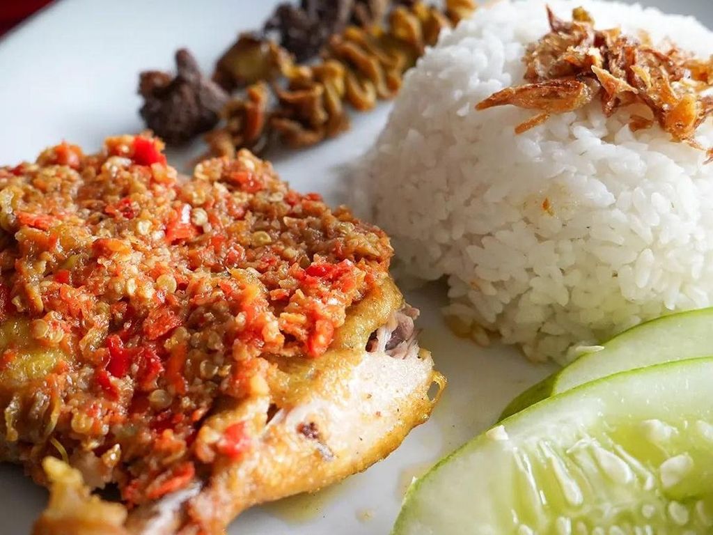 Kisah Sukses Bos Ayam Geprek yang Kini Punya 700 Cabang Kisah Sukses Bos Ayam Geprek yang Kini Punya 700 Cabang