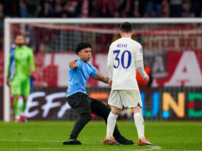 MUNICH, GERMANY - MARCH 08: A fan invades the pitch after the UEFA Champions League round of 16 leg two match between FC Bayern München and Paris Saint-Germain at Allianz Arena on March 08, 2023 in Munich, Germany. (Photo by Pedro Salado/Quality Sport Images/Getty Images)