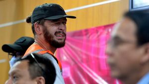 Begini Ekspresi Warga Negara Rusia yang Dideportasi