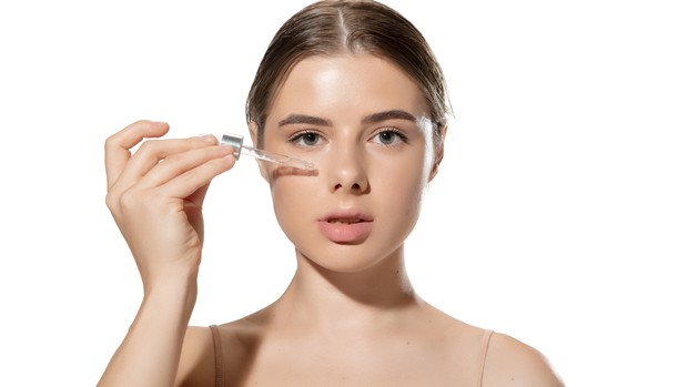 ilustrasi pemakaian serum wajah dalam tahapan perawatan kulit wajah